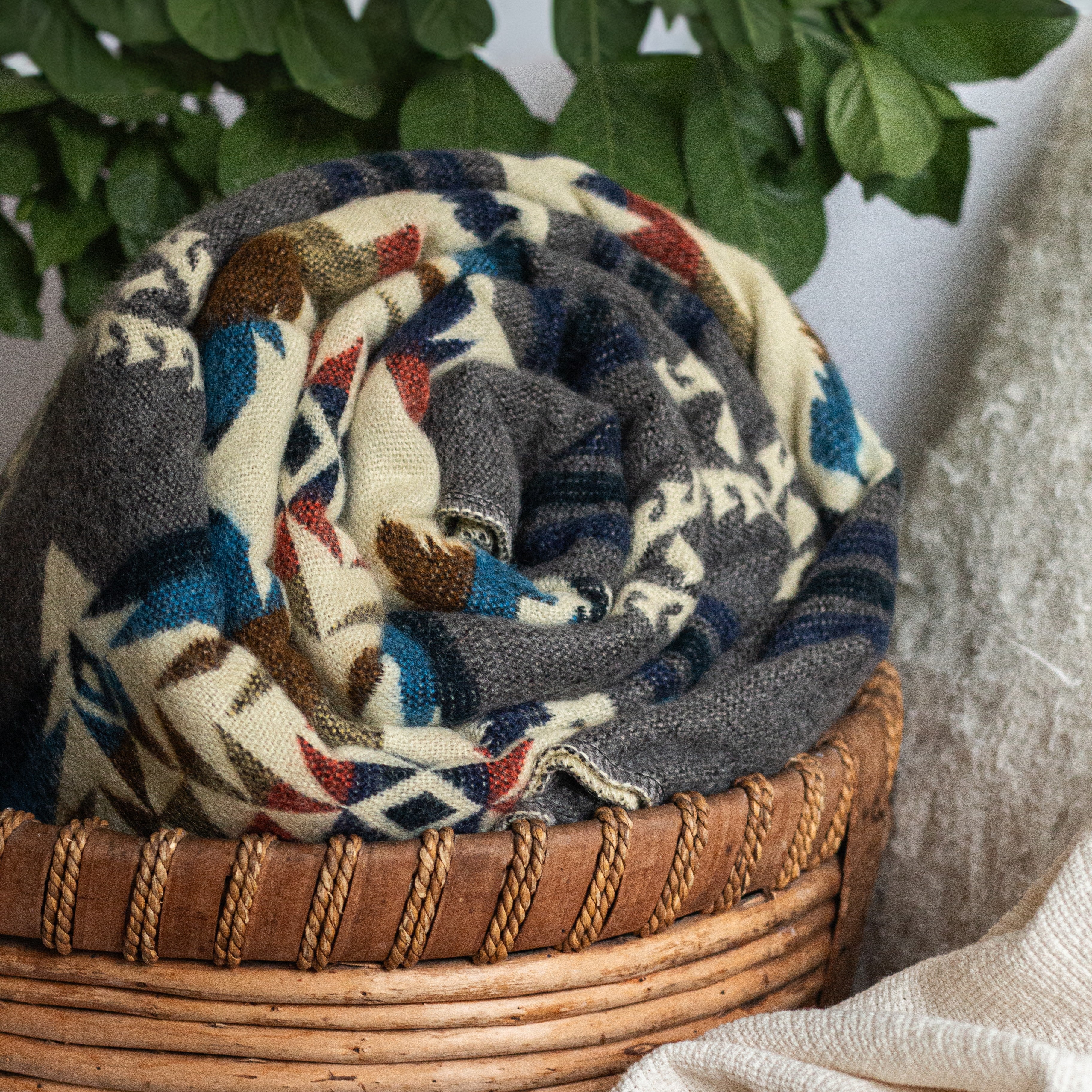 ECUADORIAN ALPACA WOOL BLANKET | XL DOUBLE DENSITY | KING 80X91 | TRIBAL GRAY